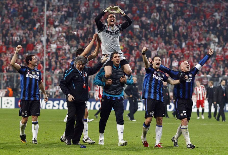 Chivu esulta con gli altri compagni il 15 marzo 2011 dopo aver battuto il Bayern a Monaco 3-2 nel ritorno degli ottavi di Champions. Reuters